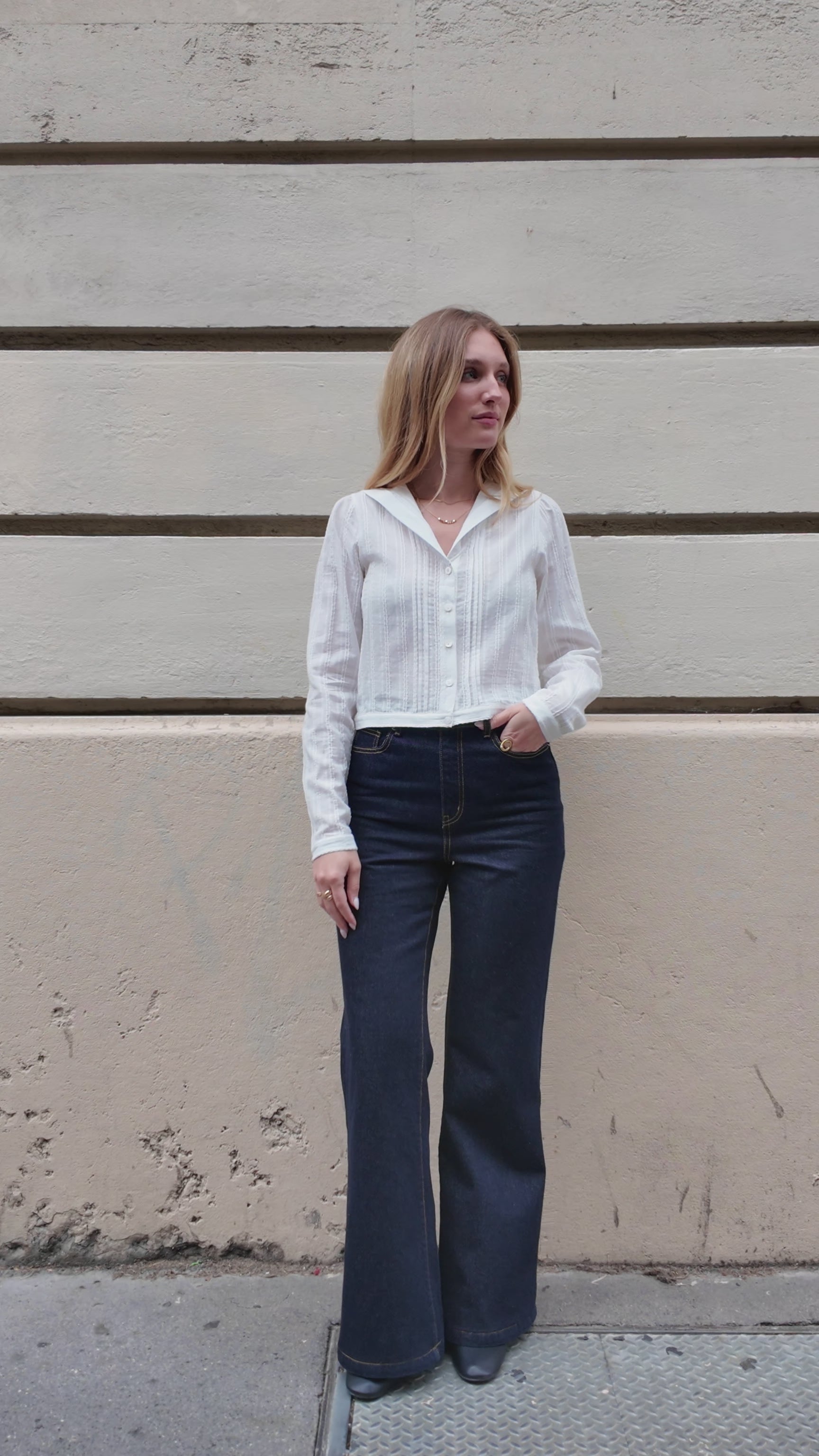Mannequin présentant la chemise Irène blanc, col marin avec le jean Retro brut