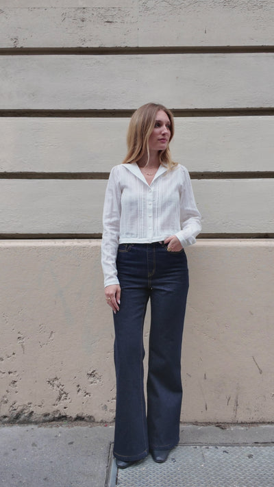Mannequin présentant la chemise Irène blanc, col marin avec le jean Retro brut