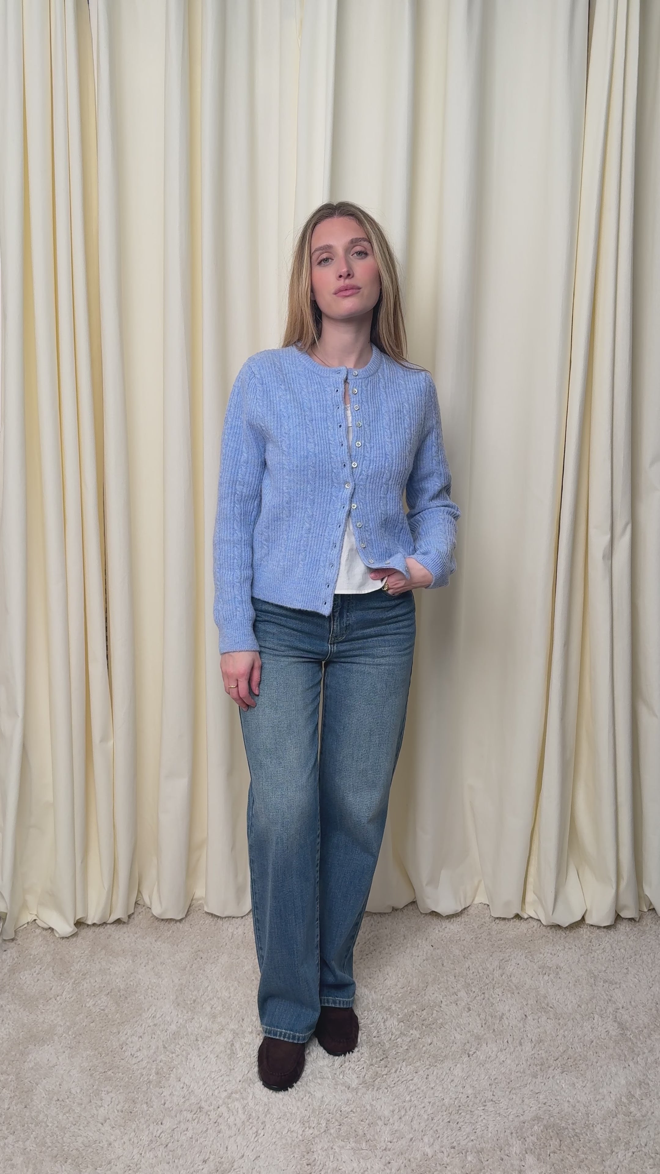 Cardigan bleu ciel en alpaga et laine mélangés à torsades fantaisie, encolure ronde et boutons en nacre. Une maille douce et chaleureuse au quotidien.