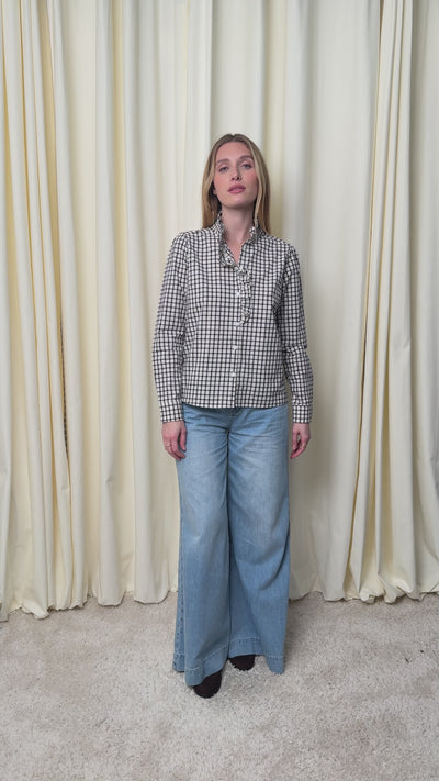 Chemise crème/marine en coton à carreaux à col montant ornée d’une bande volantée le long du col et de la patte de boutonnage, avec boutons en nacre.