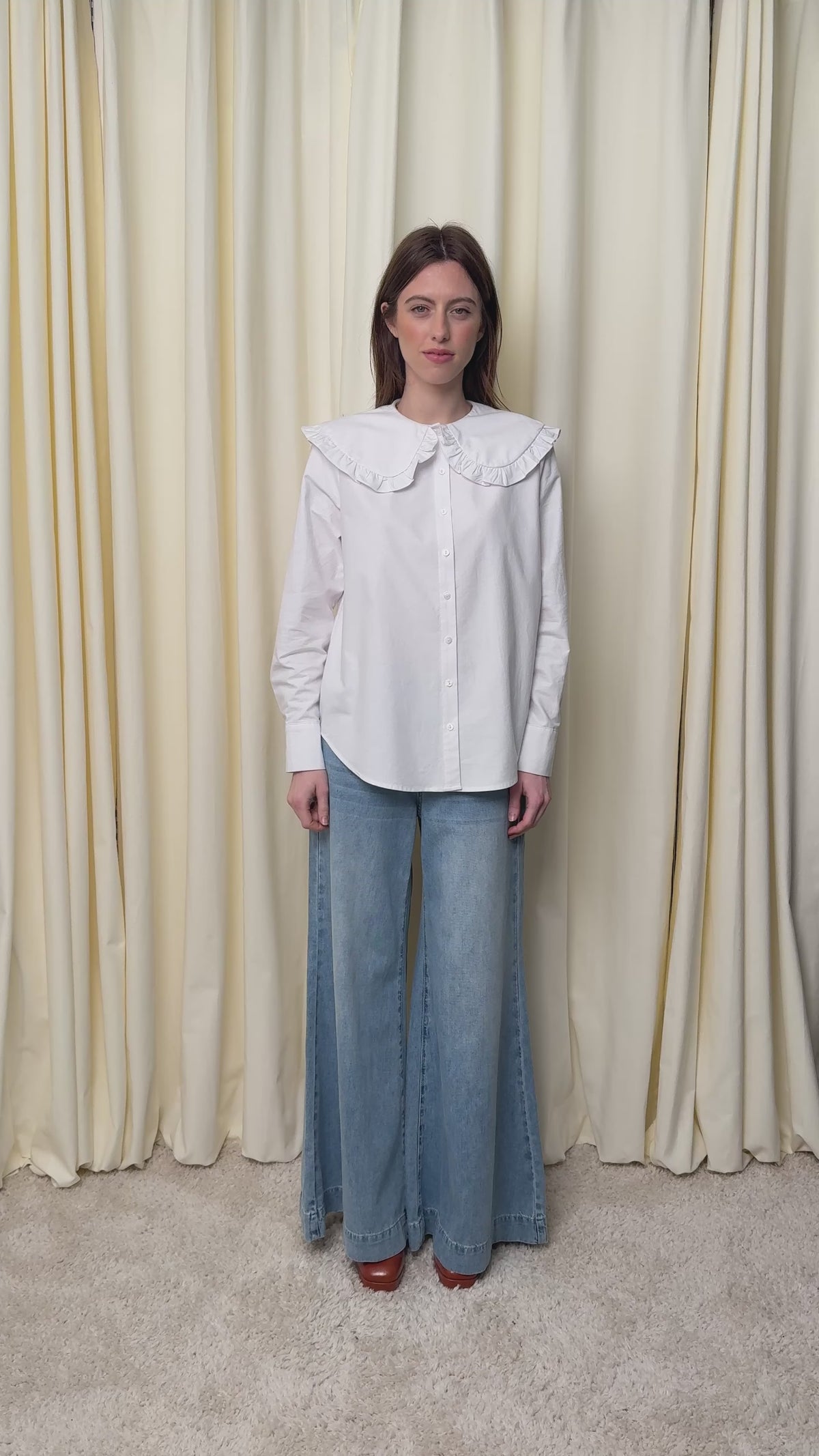 Mannequin présentant la chemise Angeline blanc.